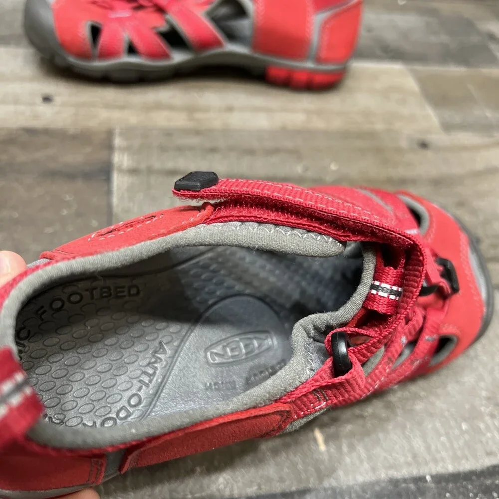 Keen CNX waterproof Kids Boys Red Synch Water Hiking Sandals Size 4 GREAT!